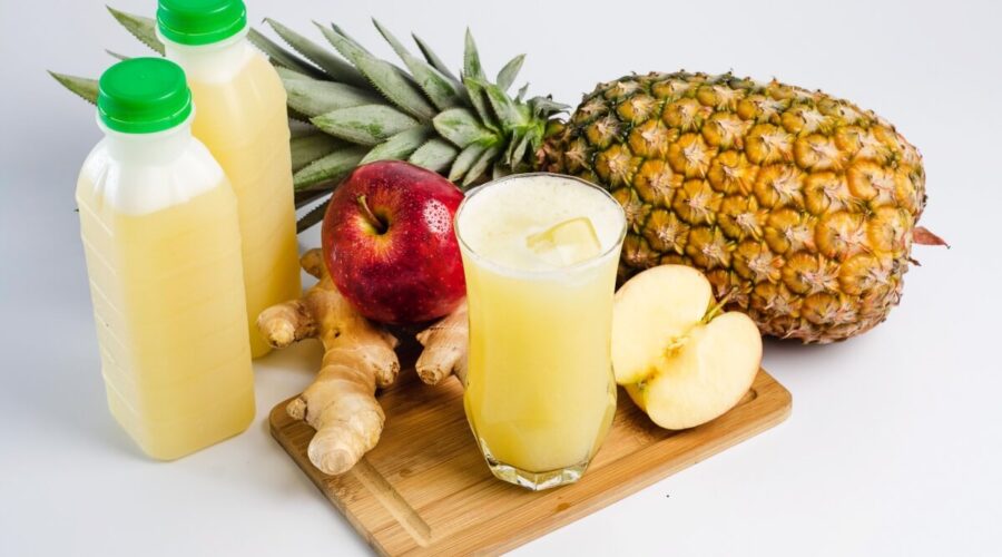 7 sucos com abacaxi para ajudar a desintoxicar o organismo