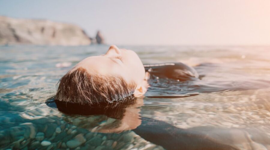 Veja os benefícios do banho de mar para a saúde mental
