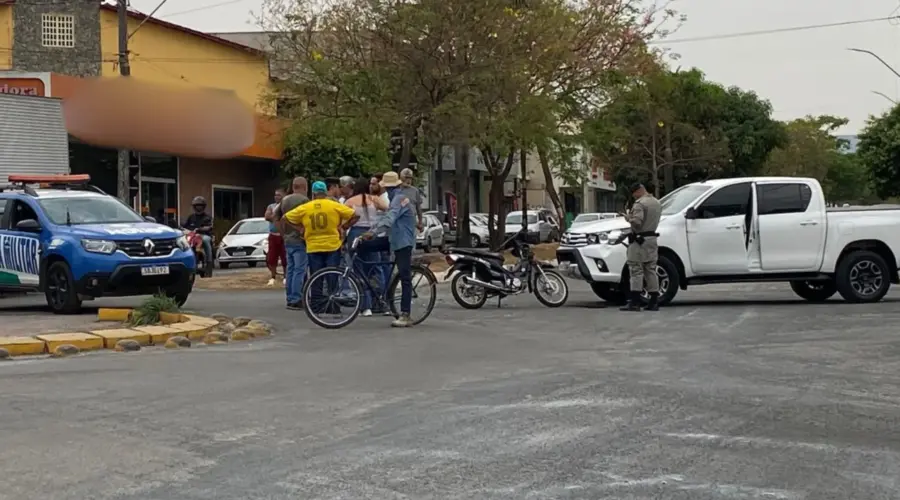 Colisão entre moto e caminhonete deixa uma pessoa ferida