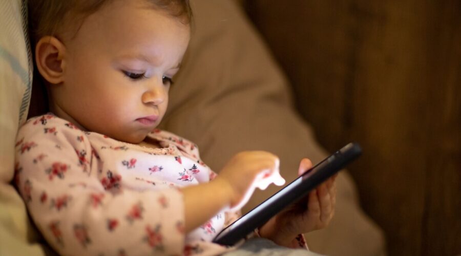 Veja os riscos do excesso de telas para crianças e adolescentes