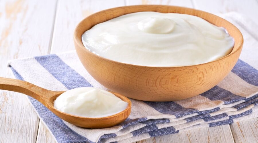 7 benefícios do iogurte natural e formas criativas de usá-lo