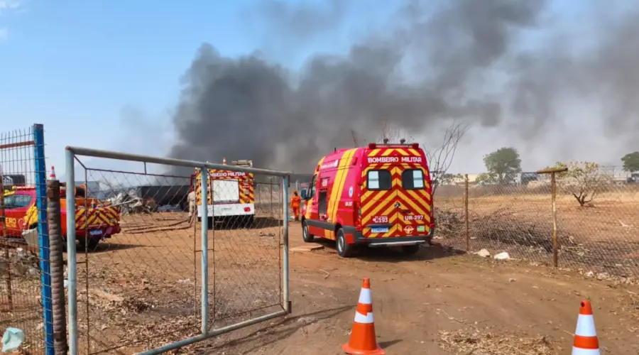 Incêndio em depósito de reciclagem no Parque das Palmeiras.
