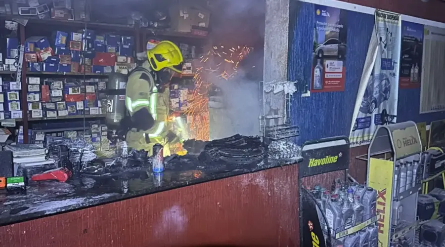 Incêndio atinge comércio em Goianésia e é controlado pelo Corpo de Bombeiros