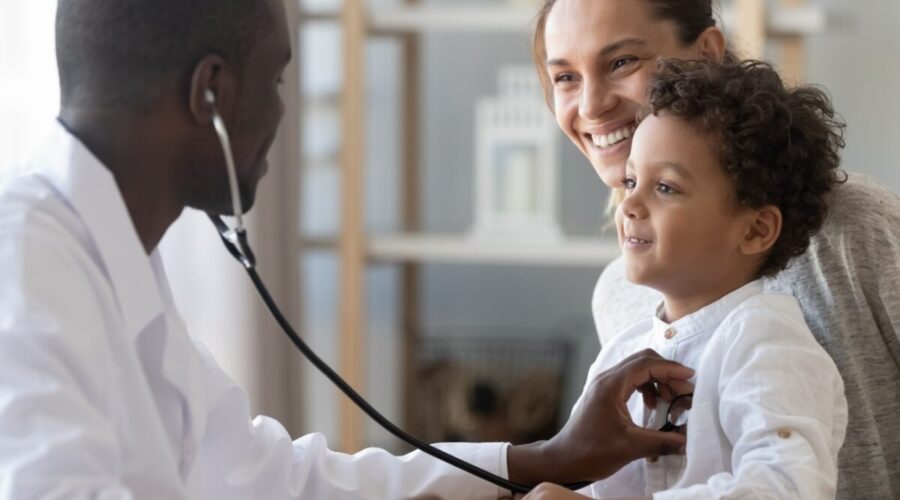 Veja como ajudar a criança a perder o medo de médico