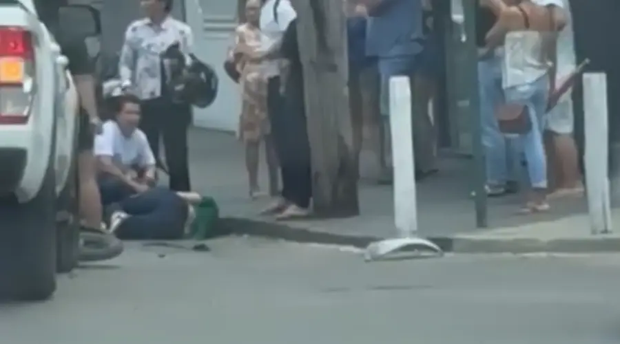 Acidente entre carro e moto na Avenida Mato Grosso