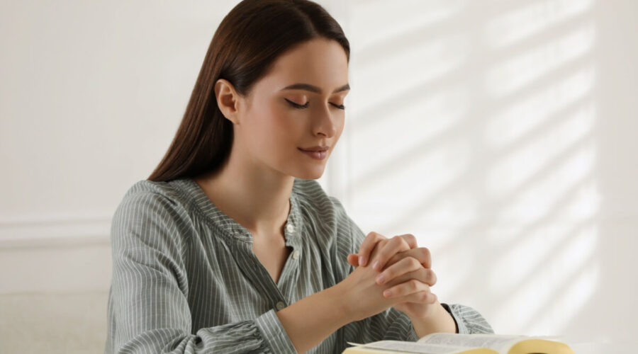 5 orações e salmos para afastar maus pensamentos e acalmar o coração