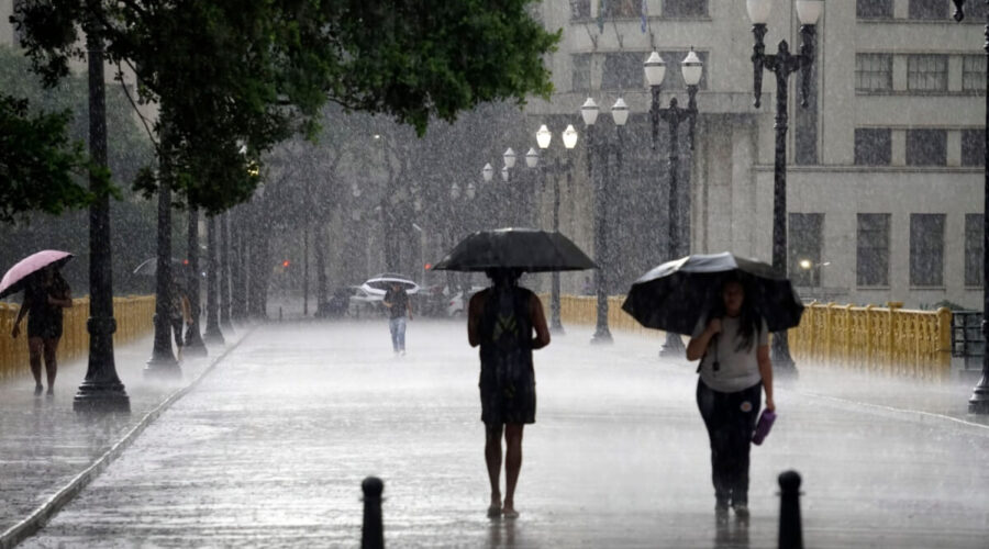 3 doenças causadas pelo contato com a água da chuva