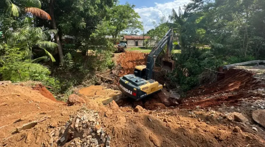SeInfra executa obra emergencial para conter erosão na “Praça da Baixada”