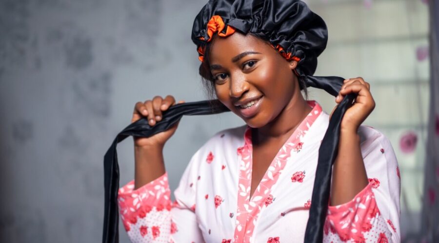 Touca de cetim: veja os benefícios do acessório para cabelo