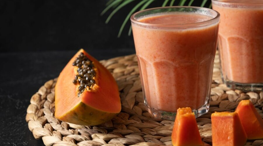 5 receitas de vitaminas com mamão para deixar sua dieta mais saudável