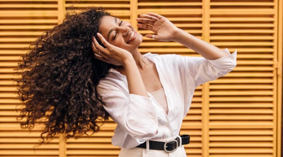 Cachos definidos: 5 dicas para realçar a curvatura do cabelo