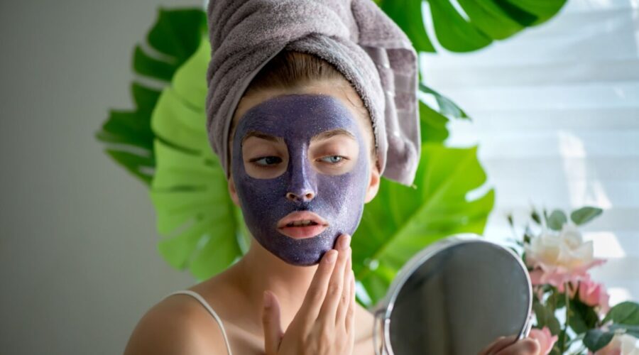 Máscara de argila roxa: conheça os benefícios e como usá-la corretamente