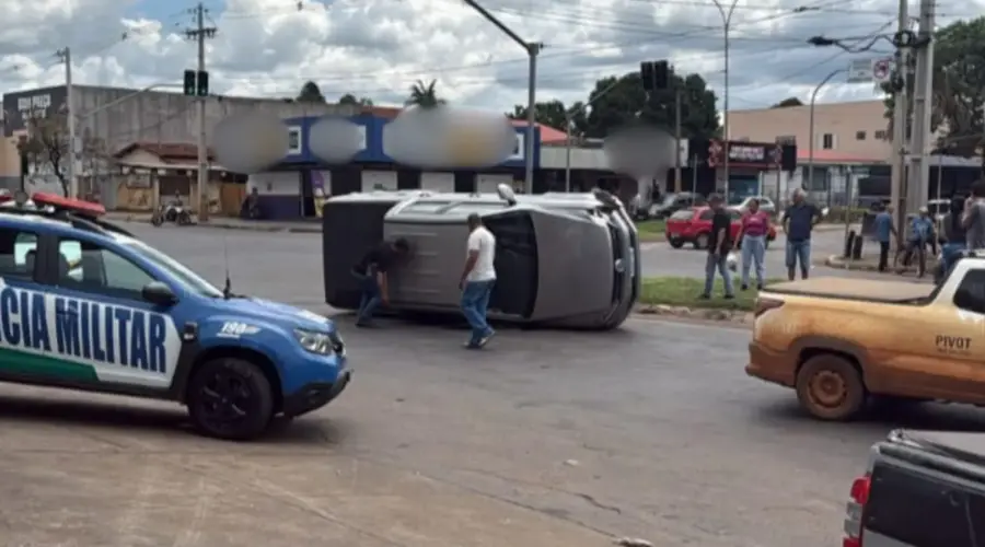 Camionete tomba após seções na Avenida Contorno em Goianésia