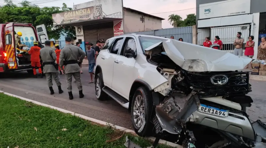 Carro colide em árvore e deixa duas pessoas feridas no oste de Goianésia