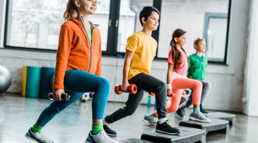 Veja quando crianças podem começar a frequentar a academia