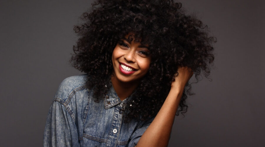 Cabelos cacheados e crespos: 8 passos para uma rotina de cuidados