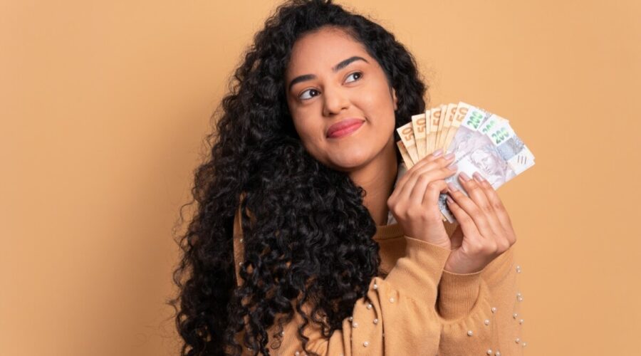 Recebeu o 13º salário? Veja como usá-lo com consciência para virar o ano no azul