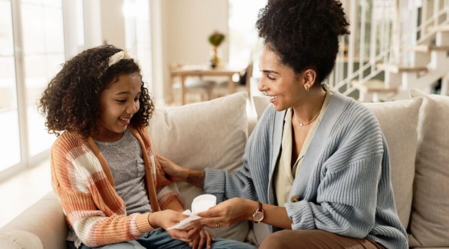 Primeira menstruação: veja o que a sua filha precisa saber sobre a menarca