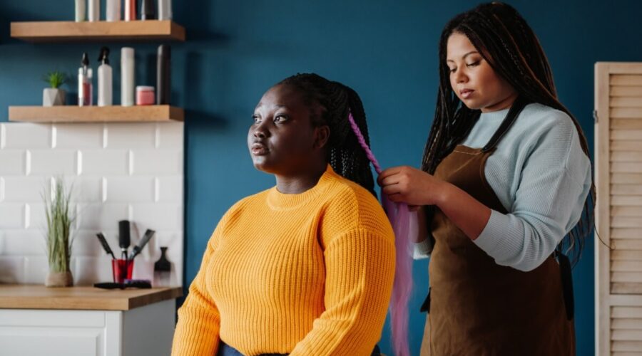 Veja como começar a empreender como trancista