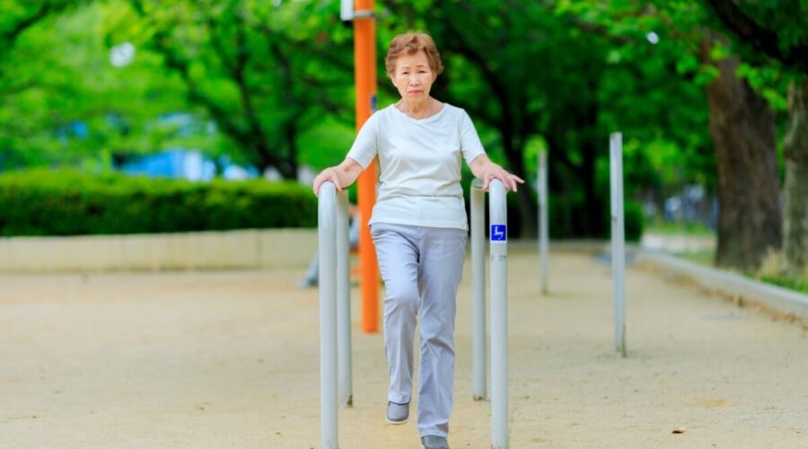 5 exercícios para idosos manterem a mobilidade nas festas de fim de ano