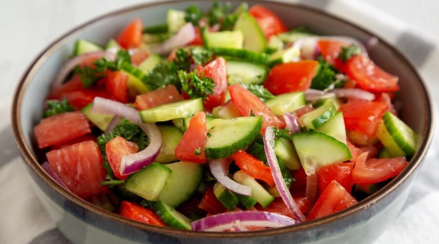 7 saladas para ajudar a combater o inchaço