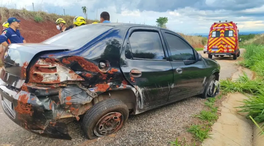Buraco na pista provoca acidente e bombeiros de Goianésia são acionados