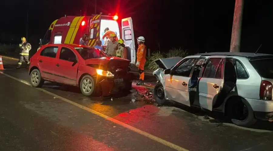 Colisão frontal entre dois carros deixa 5 feridos na saída oeste de Goianésia