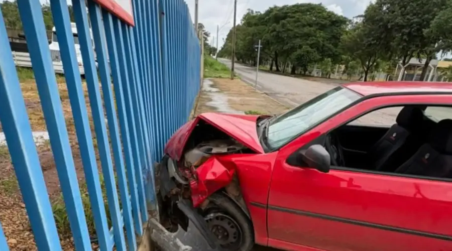 Motorista é preso por dirigir embriagado e colidir com veículo contra portão
