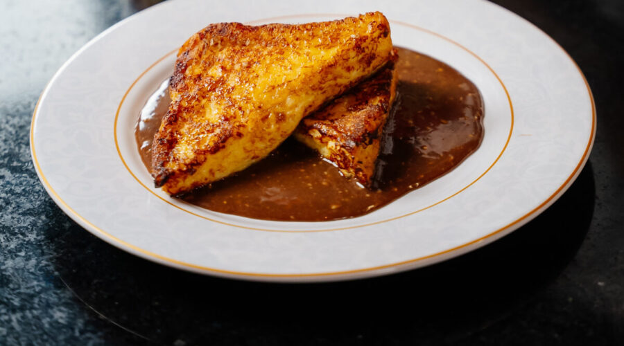 Veja receita de rabanada com creme inglês e pasta de amendoim do chef Henrique Fogaça