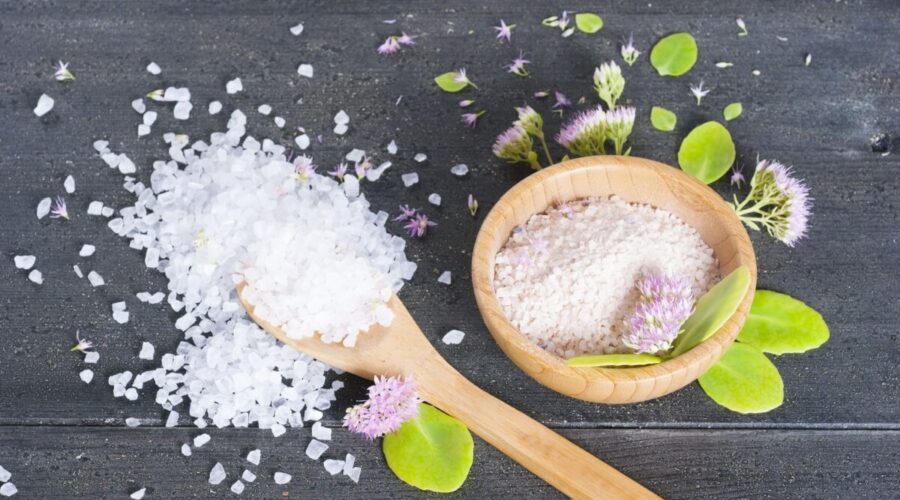 Aprenda a usar o sal grosso para banho de limpeza espiritual