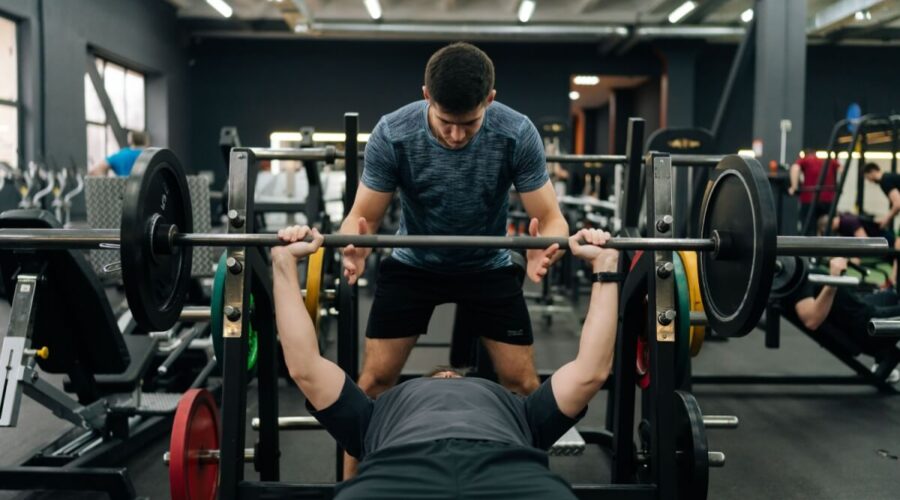 entenda os riscos do treino de supino inadequado