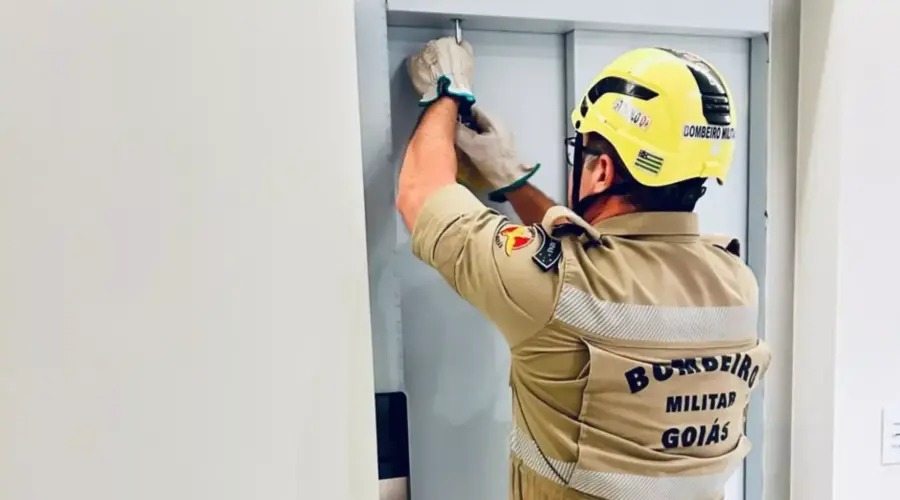 Bombeiros resgatam pessoas presas em elevador em Goianésia