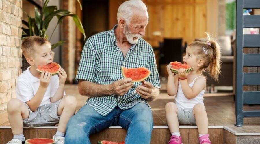 5 dicas para manter a saúde de crianças e idosos no verão