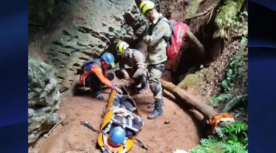 Bombeiros realizam resgate em caverna em Vila Propício