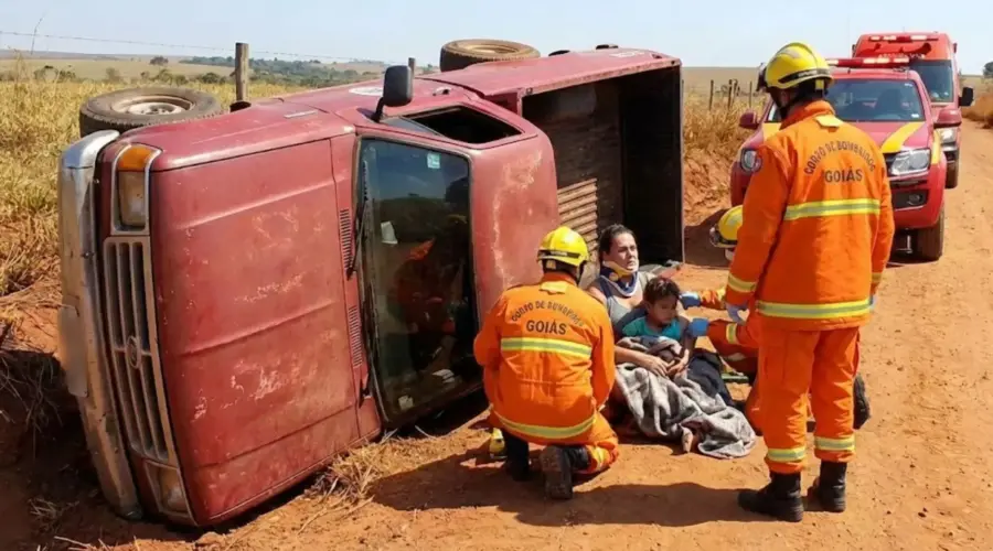 Corpo de Bombeiros atende capotamento