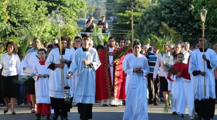 Domingo de Ramos reúne fiéis em Goianésia