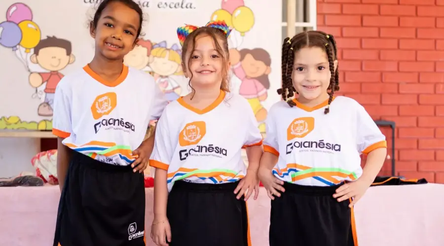 Uniformes começam a ser entregues à educação de Goianésia