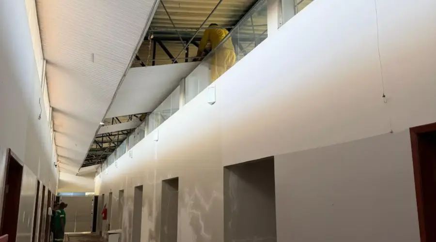 Reforma da UPA de Goianésia avança com obra no telhado