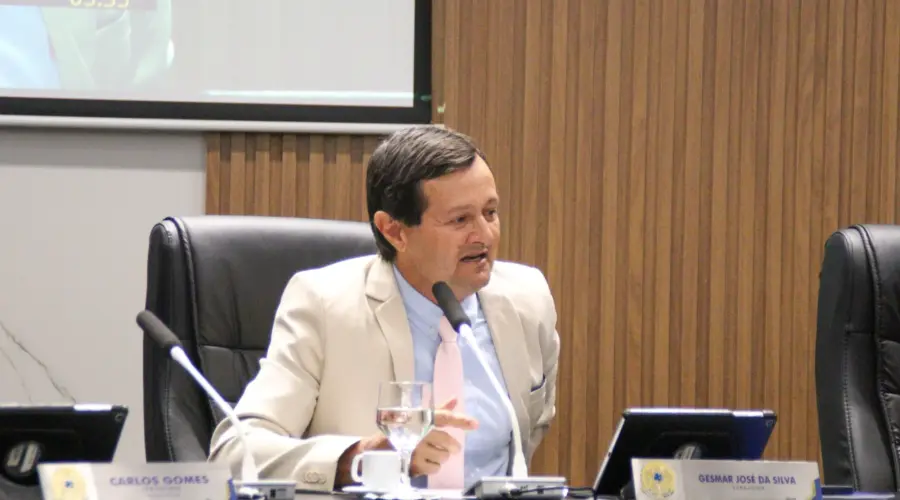 Vereador Gesmar José solicita rotatória ou lombada eletrônica em frente à escola no Bairro Primavera