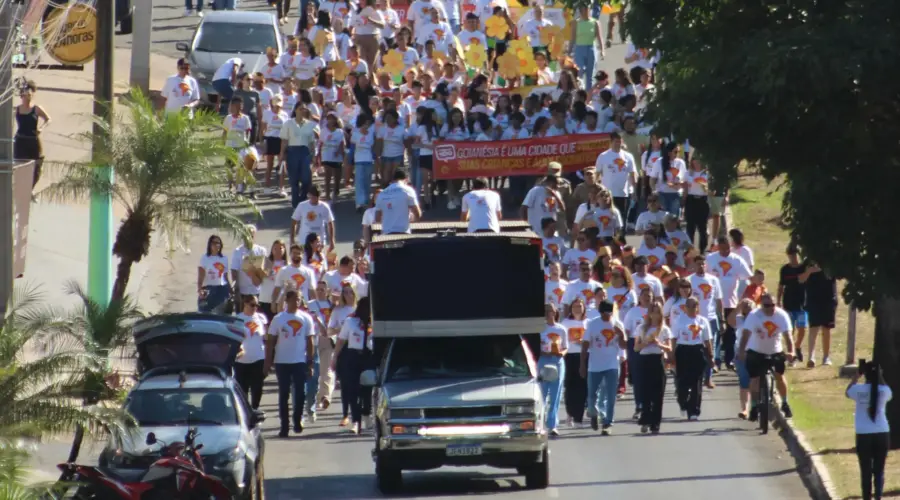 Caminhada do Maio Laranja reúne centenas de estudantes em mobilização contra o abuso infantil em Goianésia