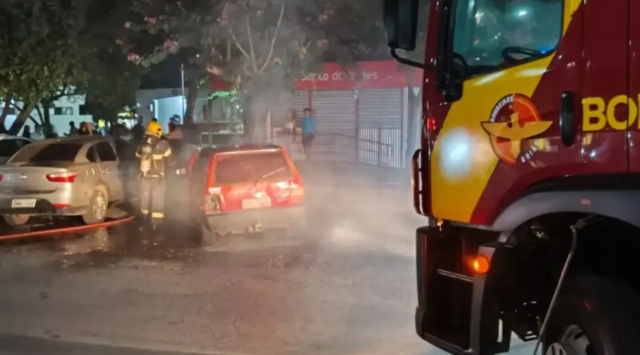 Fiat Uno pega fogo no Centro de Goianésia